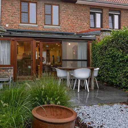 Huswell - Cosy With Garden